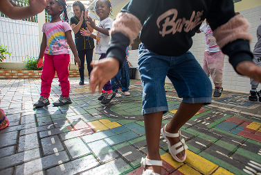 Crianças brincando no pátio de uma creche